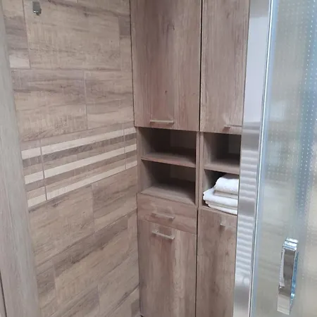 Apartman ,manzelska Postel,2 Pristylky,parkovani ,snidane Po Domluve. Lejlighed *