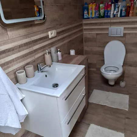 Lejlighed Apartman ,manzelska Postel,2 Pristylky,parkovani ,snidane Po Domluve.