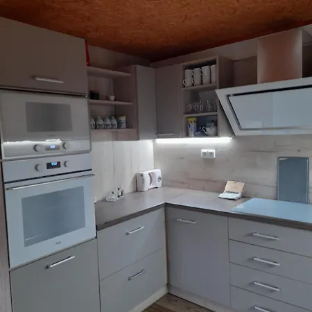 Apartman ,manzelska Postel,2 Pristylky,parkovani ,snidane Po Domluve. Lejlighed